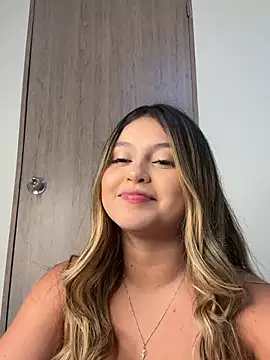 Snapshot of lunablossom_ chatting on December 14, 2024, 1:06 am lunablossom online show from December 14, 2024, 1:06 am