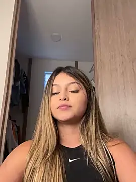 Snapshot of lunablossom_ chatting on December 14, 2024, 10:28 pm lunablossom online show from December 14, 2024, 10:28 pm