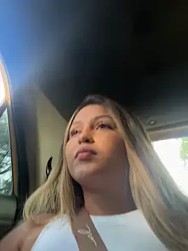 Snapshot of lunablossom_ chatting on December 17, 2024, 8:54 pm lunablossom online show from December 17, 2024, 8:54 pm