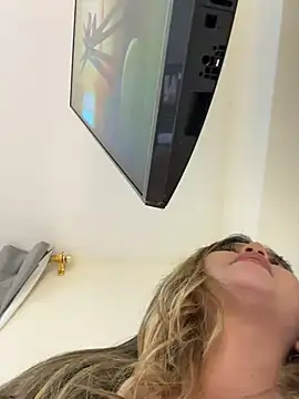 Snapshot of lunablossom_ chatting on December 20, 2024, 12:19 am lunablossom online show from December 20, 2024, 12:19 am