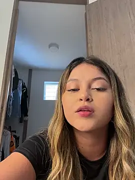 Snapshot of lunablossom_ chatting on December 25, 2024, 7:24 pm lunablossom online show from December 25, 2024, 7:24 pm