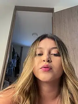 Snapshot of lunablossom_ chatting on December 27, 2024, 8:39 pm lunablossom online show from December 27, 2024, 8:39 pm