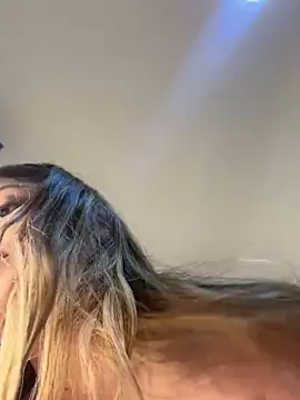 Snapshot of lunablossom_ chatting on January 7, 2025, 5:22 am lunablossom online show from January 7, 2025, 5:22 am