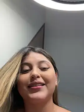 Snapshot of lunablossom_ chatting on January 8, 2025, 5:48 am lunablossom online show from January 8, 2025, 5:48 am