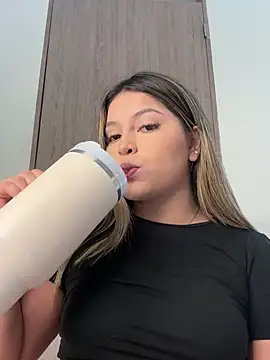 Snapshot of lunablossom_ chatting on January 11, 2025, 4:57 pm lunablossom online show from January 11, 2025, 4:57 pm