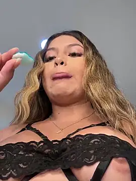 Snapshot of lunablossom_ chatting on January 14, 2025, 9:51 pm lunablossom online show from January 14, 2025, 9:51 pm