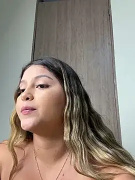 Snapshot of lunablossom_ chatting on January 15, 2025, 1:02 am lunablossom online show from January 15, 2025, 1:02 am