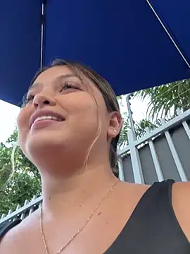 Snapshot of lunablossom_ chatting on January 15, 2025, 10:57 pm lunablossom online show from January 15, 2025, 10:57 pm