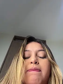 Snapshot of lunablossom_ chatting on January 22, 2025, 5:16 am lunablossom online show from January 22, 2025, 5:16 am