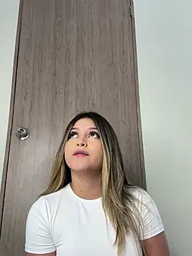 Snapshot of lunablossom_ chatting on February 2, 2025, 4:54 pm lunablossom online show from February 2, 2025, 4:54 pm