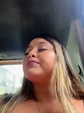 Snapshot of lunablossom_ chatting on February 8, 2025, 7:38 pm lunablossom online show from February 8, 2025, 7:38 pm