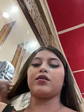 Snapshot of lunablossom_ chatting on February 8, 2025, 10:40 pm lunablossom online show from February 8, 2025, 10:40 pm