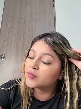 Snapshot of lunablossom_ chatting on February 16, 2025, 8:33 pm lunablossom online show from February 16, 2025, 8:33 pm