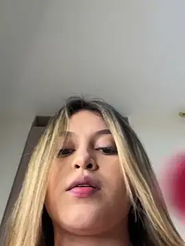 Snapshot of lunablossom_ chatting on February 17, 2025, 10:36 pm lunablossom online show from February 17, 2025, 10:36 pm