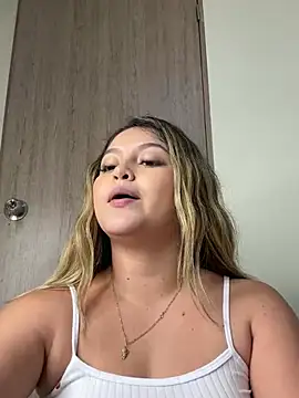 Snapshot of lunablossom_ chatting on February 20, 2025, 12:52 am lunablossom online show from February 20, 2025, 12:52 am