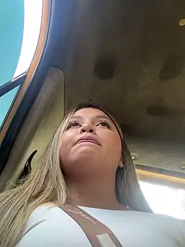 Snapshot of lunablossom_ chatting on March 1, 2025, 5:27 pm lunablossom online show from March 1, 2025, 5:27 pm