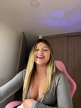 Snapshot of lunablossom_ chatting on March 7, 2025, 12:58 am lunablossom online show from March 7, 2025, 12:58 am