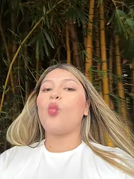 Snapshot of lunablossom_ chatting on September 16, 2025, 9:49 pm lunablossom online show from September 16, 2025, 9:49 pm