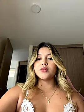 Snapshot of lunablossom_ chatting on September 20, 2025, 7:59 pm lunablossom online show from September 20, 2025, 7:59 pm