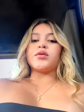 Snapshot of lunablossom_ chatting on September 21, 2025, 8:43 pm lunablossom online show from September 21, 2025, 8:43 pm