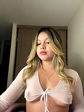 Snapshot of lunablossom_ chatting on September 24, 2025, 11:52 pm lunablossom online show from September 24, 2025, 11:52 pm