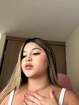 Snapshot of lunablossom_ chatting on October 4, 2025, 8:07 pm lunablossom online show from October 4, 2025, 8:07 pm