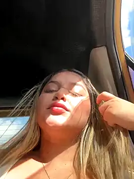 Snapshot of lunablossom_ chatting on October 19, 2025, 8:09 pm lunablossom online show from October 19, 2025, 8:09 pm