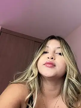 Snapshot of lunablossom_ chatting on October 21, 2025, 9:26 pm lunablossom online show from October 21, 2025, 9:26 pm