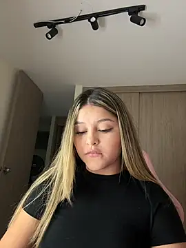 lunablossom  online show from February 27, 2026, 1:16 am