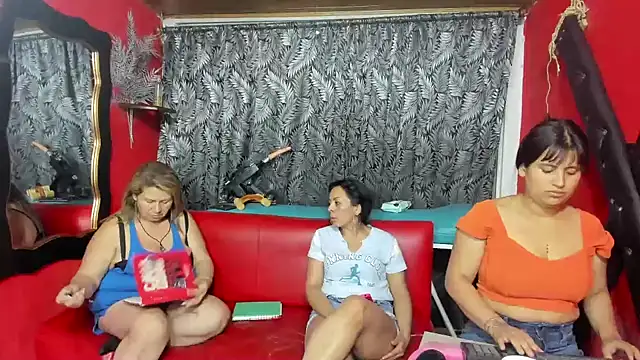 Snapshot of lesbiancuple chatting on January 17, 2025, 1:25 am lesbiancuple online show from January 17, 2025, 1:25 am