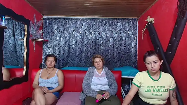 Snapshot of lesbiancuple chatting on January 29, 2025, 12:33 am lesbiancuple online show from January 29, 2025, 12:33 am