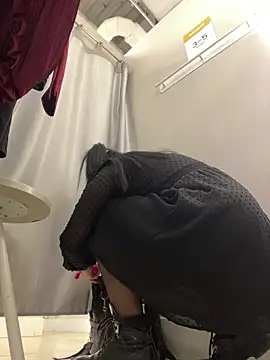 CrazzyChicks online show from October 31, 2025, 7:42 am