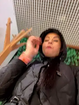 CrazzyChicks online show from April 21, 2026, 7:47 am