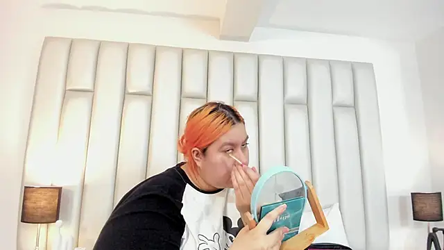 aandreaperez online show from October 18, 2025, 11:44 am