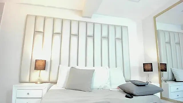 aandreaperez online show from November 3, 2025, 7:37 pm