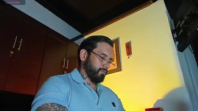 Snapshot of CamiloGray_ chatting on February 5, 2026, 4:00 pm CamiloGray online show from February 5, 2026, 4:00 pm