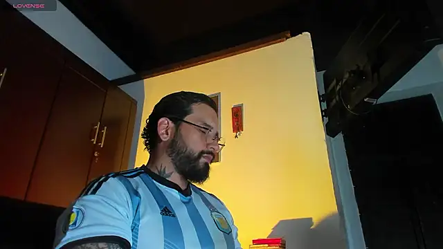 Snapshot of CamiloGray_ chatting on February 19, 2026, 2:46 pm CamiloGray online show from February 19, 2026, 2:46 pm