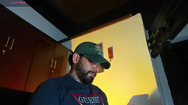 Snapshot of CamiloGray_ chatting on February 20, 2026, 3:23 pm CamiloGray online show from February 20, 2026, 3:23 pm