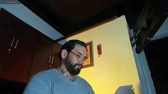 Snapshot of CamiloGray_ chatting on February 27, 2026, 2:39 pm CamiloGray online show from February 27, 2026, 2:39 pm