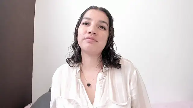 carmesix online show from April 15, 2026, 4:14 pm