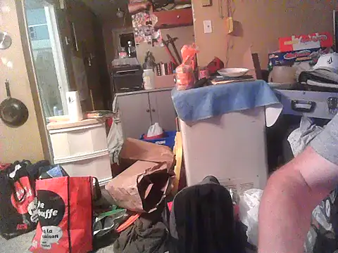 Snapshot of M9ntreal chatting on September 10, 2025, 4:34 am M9ntreal online show from September 10, 2025, 4:34 am