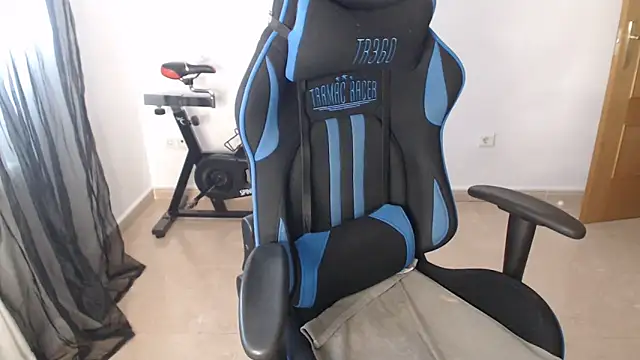 LARACRUZ30 online show from March 2, 2026, 4:14 pm