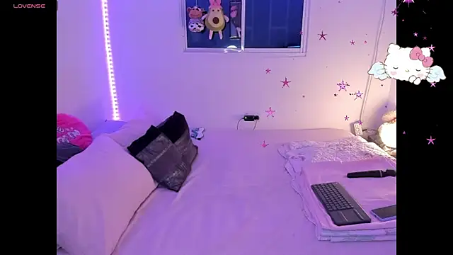 Snapshot of MollyG18 chatting on October 2, 2025, 3:57 am MollyG18 online show from October 2, 2025, 3:57 am