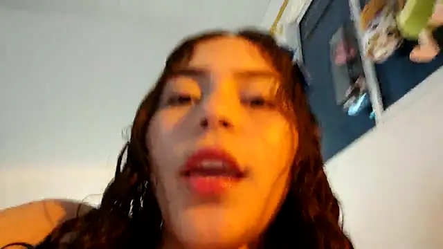 Snapshot of MollyG18 chatting on November 4, 2025, 3:38 am MollyG18 online show from November 4, 2025, 3:38 am