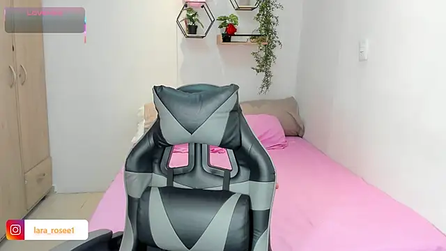 lara rose1 online show from October 19, 2025, 7:09 am