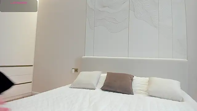 JenniferQueen11 online show from March 15, 2026, 9:04 am