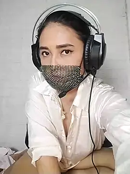  Shimmerlyn  online show from March 2, 2025, 5:14 pm