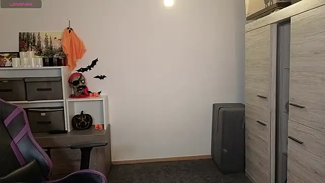 TinniAngel online show from October 11, 2025, 5:33 pm