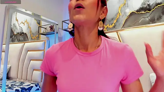 HannaPetit online show from November 6, 2025, 6:53 pm