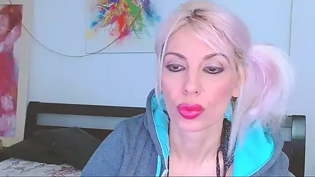 Snapshot of HoneyLara chatting on February 16, 2025, 10:32 pm HoneyLara online show from February 16, 2025, 10:32 pm